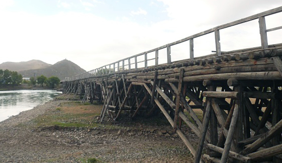 モンゴルの木橋の写真